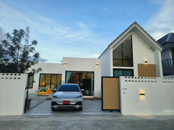 Holiday Pool Villa Bangsean Chonburi - 3 Bedrooms Villas up to 12 people