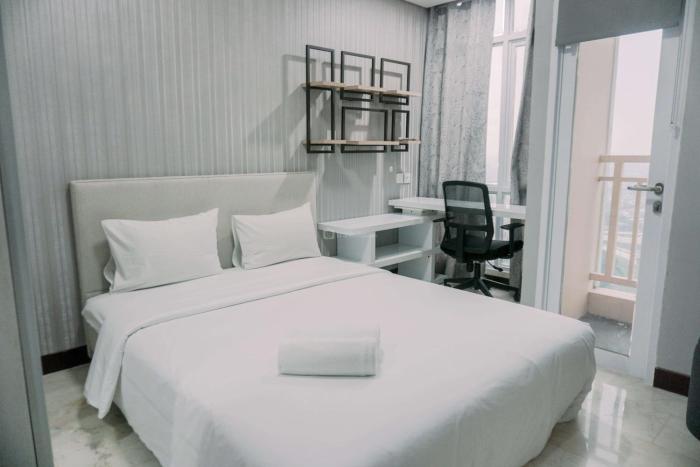 Homey and Comfy Stay Studio Apartment at B Residence By Travelio