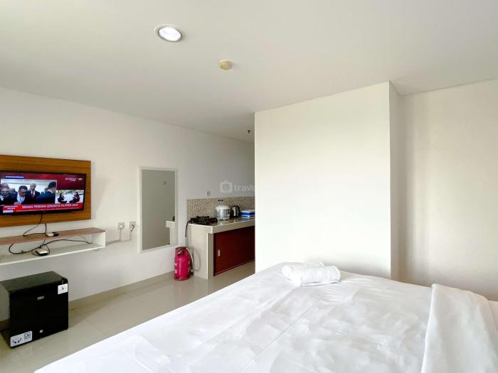 Comfy Studio with Twin Bed at Enviro Apartment By Travelio