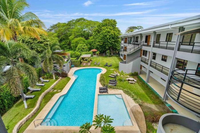 Pool Oasis, Steps to Beach, Town & Pura Vida