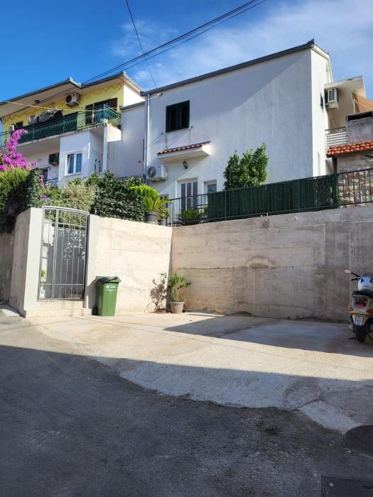 Apartments with parking space Trogir - 12152