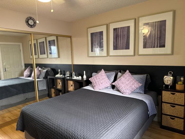 Le Noir, A private bedroom with a private entrance - shared bathroom