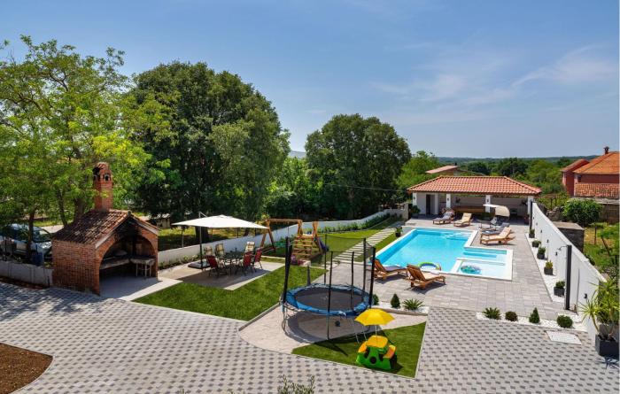 2 Bedroom Amazing Apartment In Galovac