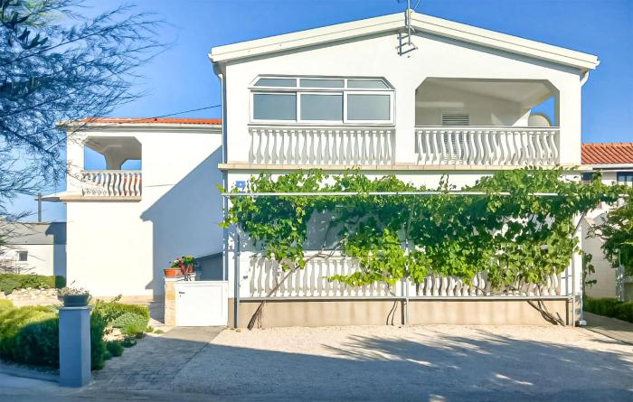 2 Bedroom Cozy Apartment In Vir