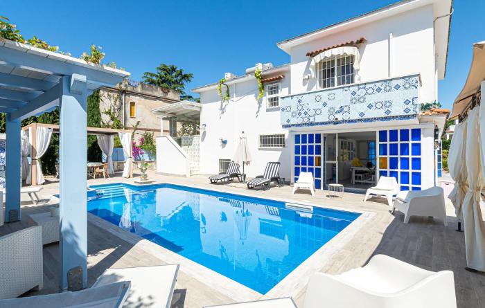 4 Bedroom Amazing Home In Laura