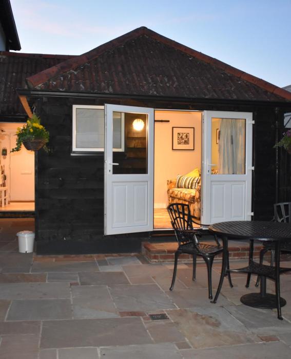 FOXS DEN Dog friendly, self-contained guest suite