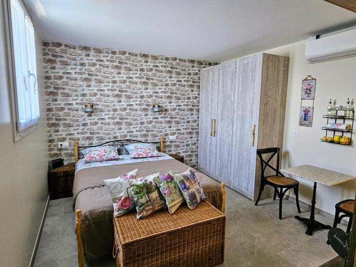 Charmant studio près de la plage avec jacuzzi et terrasse privative