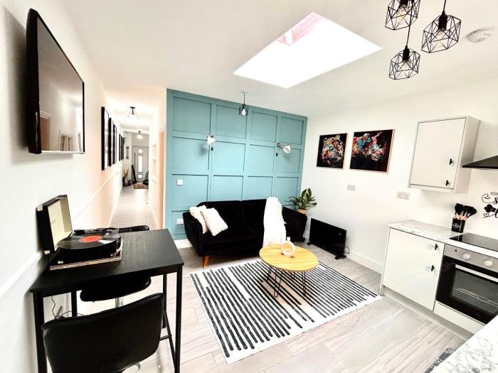 Vibrant Bungalow 2 Bedroom Flat with secure private parking