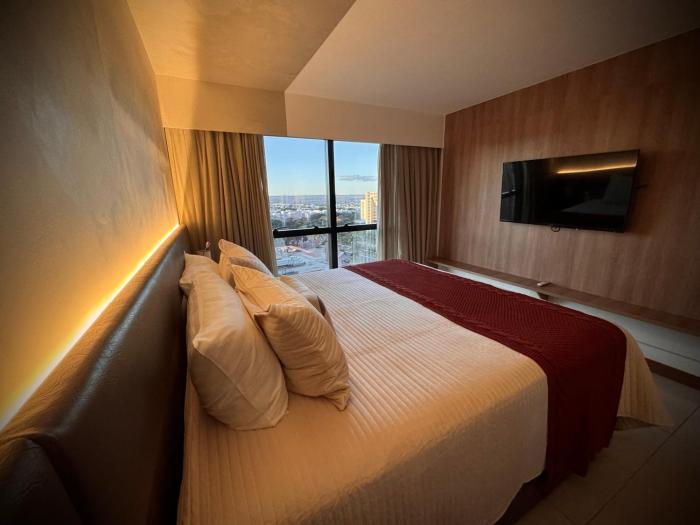 Localização privilegiada e quarto espaçoso no Hotel Athos Bulcão