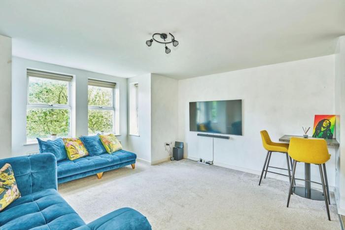 Amazing 2BR Flat in Croydon with Balcony