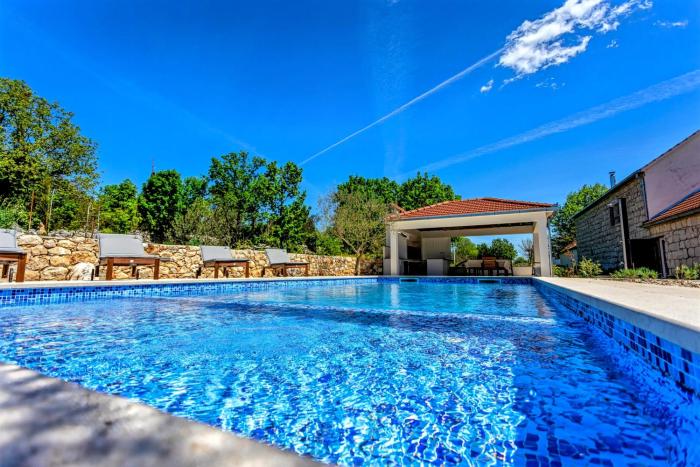 Charming stone house with private pool & jacuzzi - Holiday Home Vera