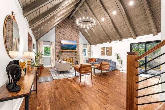 Wooded Oasis, HotTub, Sauna, GameRoom, 15min 2 AVL