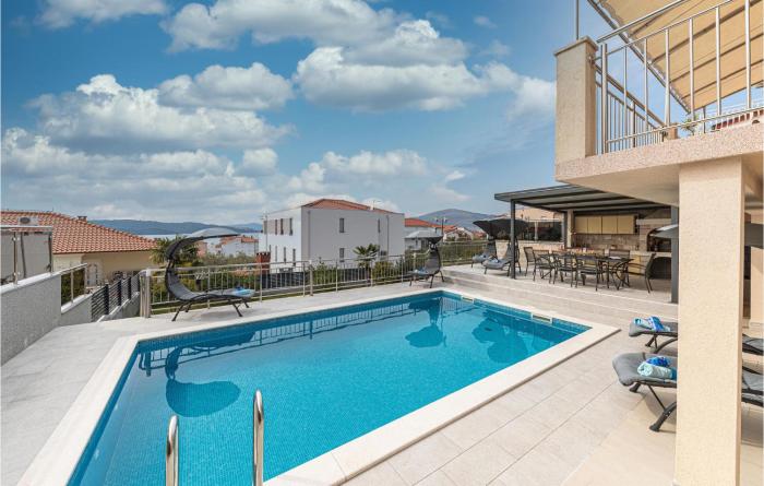 5 Bedroom Amazing Home In Okrug Gornji