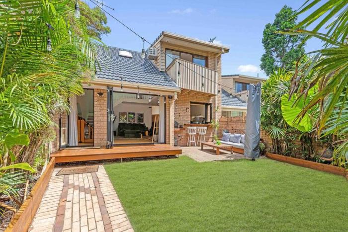 Coastal Comfort in Burleigh Heads Parking and WIFI