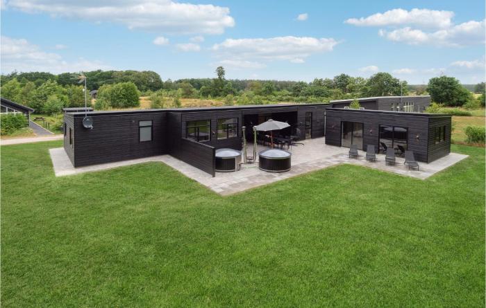 6 Bedroom Nice Home In Glesborg