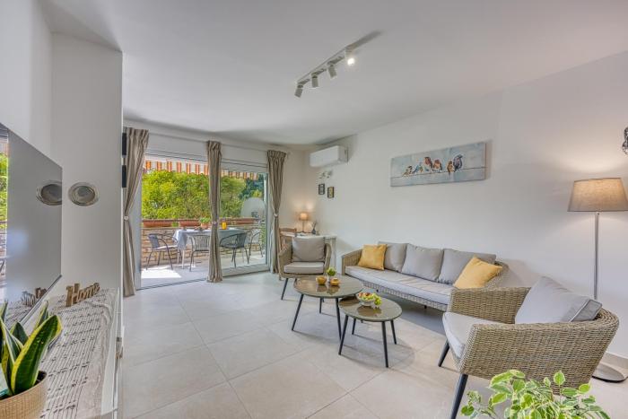 LIPA KORTA - Family Apt, 15 min Walk to Parentino & Pical Beaches