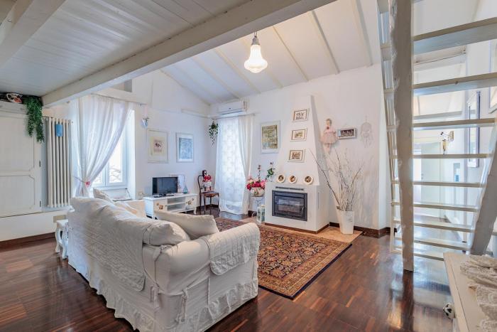 GuestHost - Claires Attic