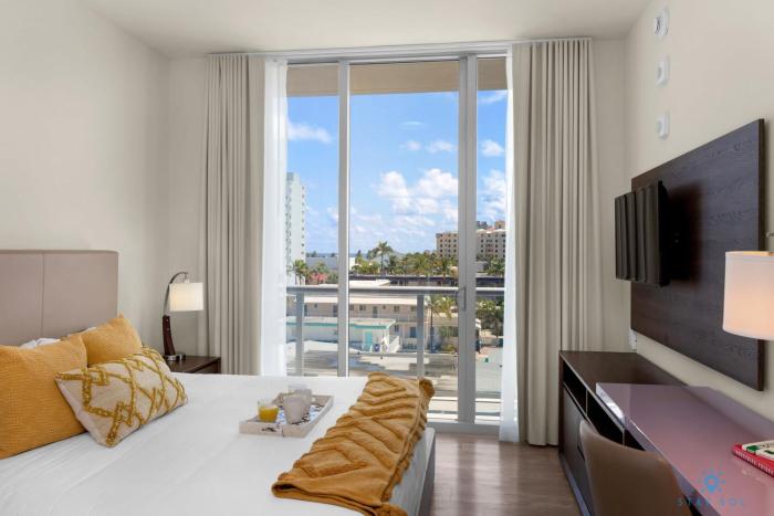 Balcony - Hollywood Beach Broad-walk - Rooftop Pool