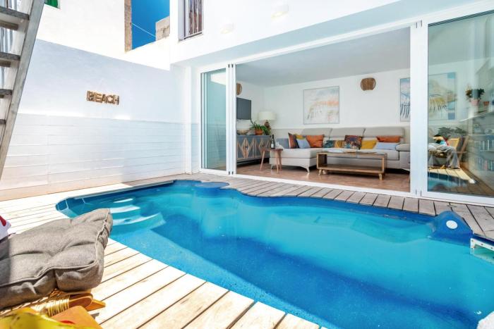 The Beach House - Central location - Private Plunge Pool - Roof Terrace - 100m to Beach