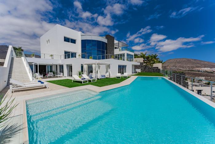 The Eagles Luxury Spa Villa Overlooking Siam Park Sleeps 14