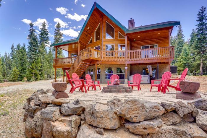 Duck Creek Village Cabin w Deck & Private Hot Tub