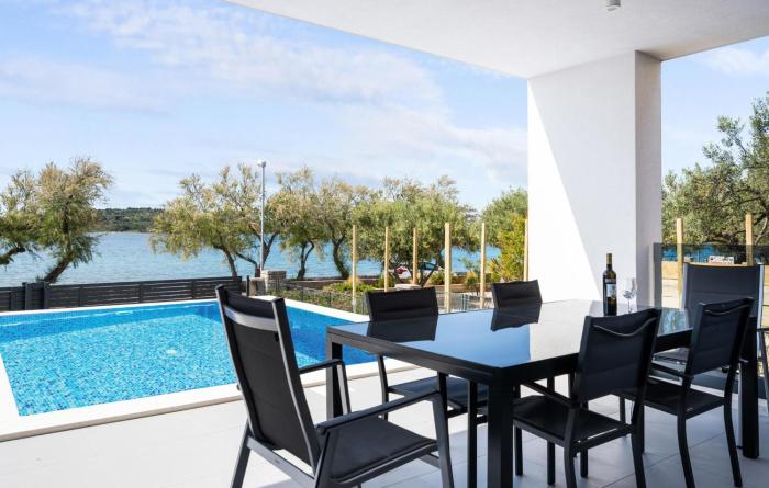 3 Bedroom Stunning Apartment In Vodice