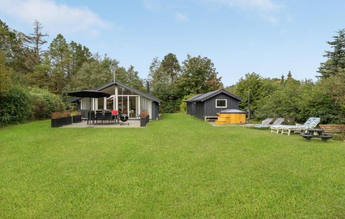 Three-Bedroom Holiday Home In Glesborg