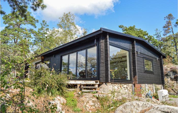 Lovely Home In Sorunda With Kitchen