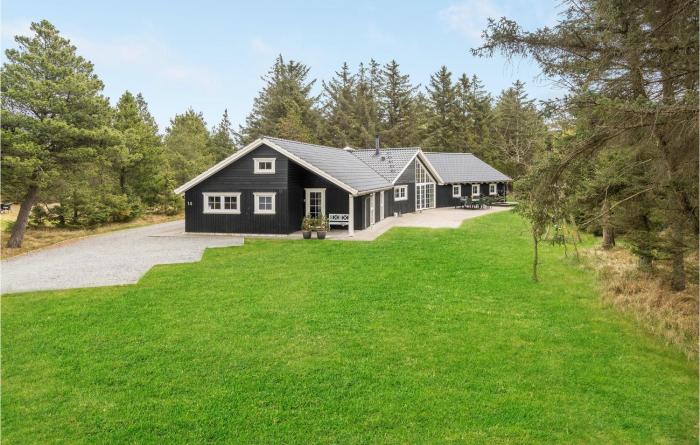 Six-Bedroom Holiday Home In Blavand