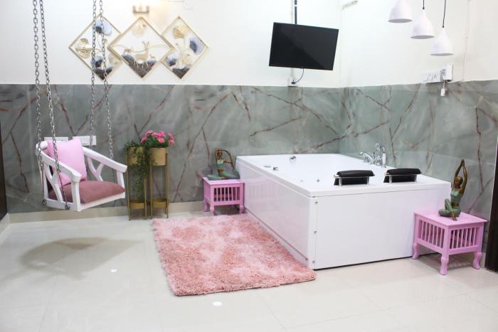 Modern Jacuzzi Spa Tub 1BHK Suite South Delhi (3)