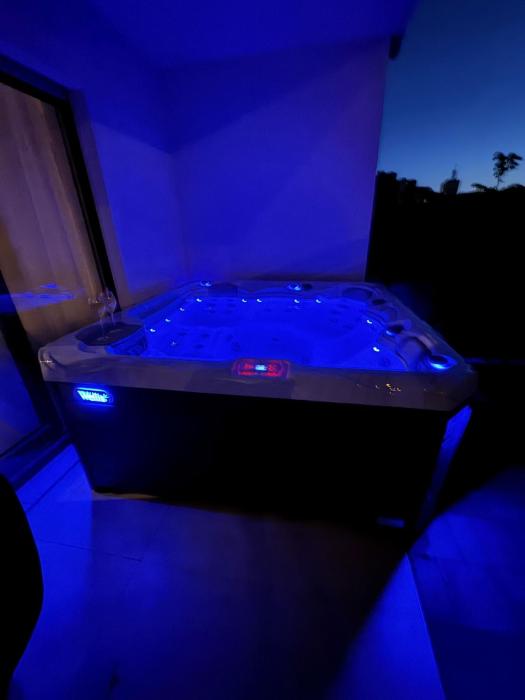 New luxury air-conditioned apartment, with jacuzzi, free parking and gardens