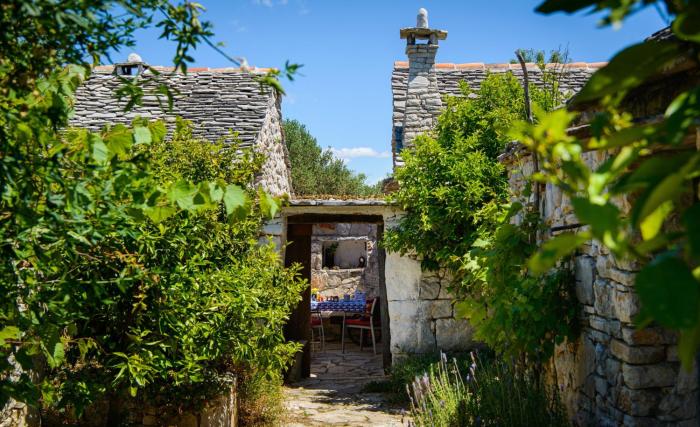 Romantic stone house and yard near stunning beach