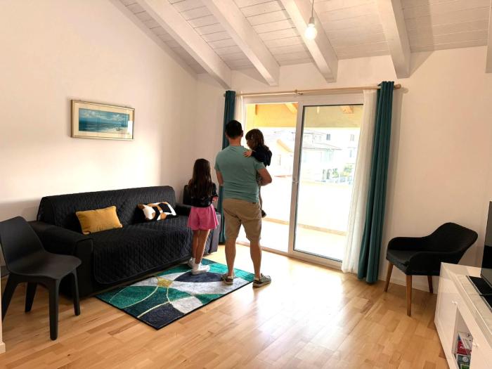 Casa Benedetta, Vivi lIncanto di un Attico da Sogno con 2 Terrazze e Vista Scorcio di Mare oppure Scegli la Camera Privata con Bagno annesso e Terrazza