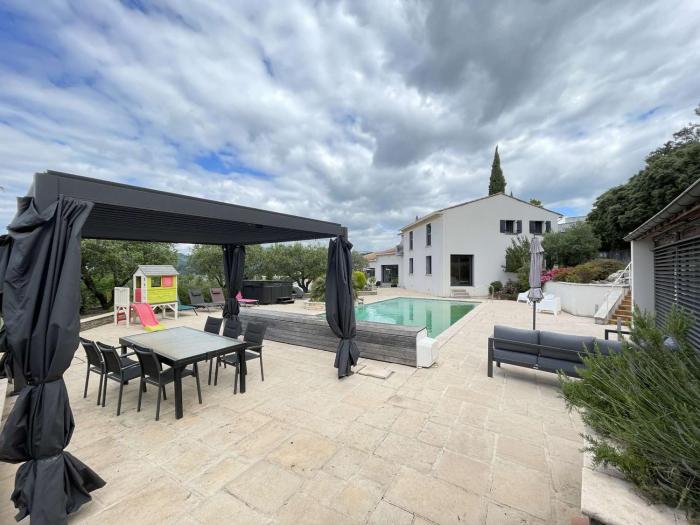 Villa dException avec Piscine Privée, Jacuzzi et Climatisation - FR-1-382-214