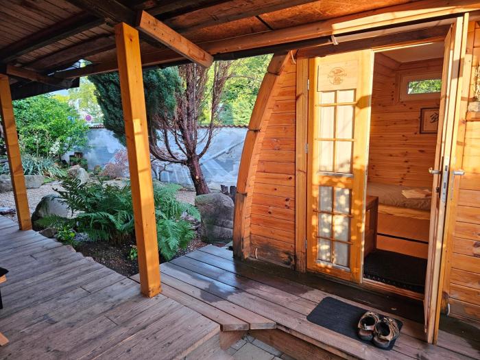 Holzhütte-Camping-Pod mit Sauna & Frühstück, Bad über Terasse erreichbar
