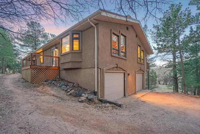 El Dorado- Cozy Retreat-Hot Tub-Upper Level