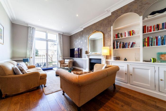 Spacious 3BR 2BH Apt with Garden in West Putney
