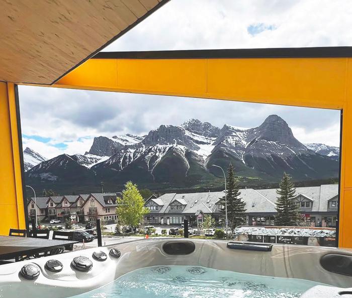 Luxury 4 BR Retreat with Hot Tub and epic mountain view