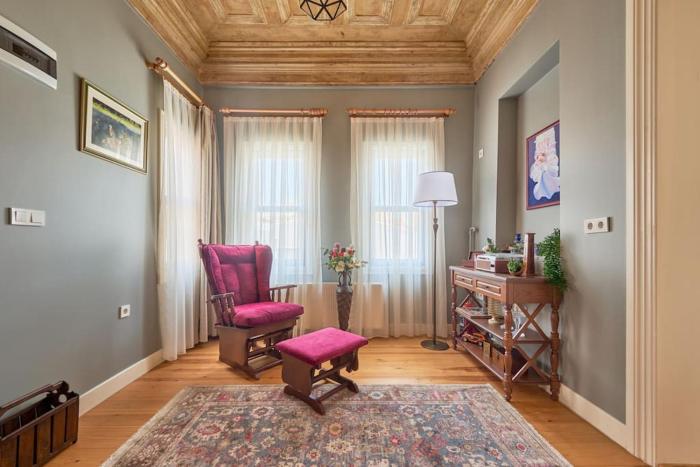 Nostalgic & Comfortable Historical Home!