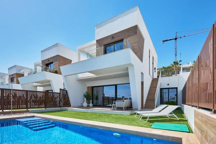 Modern 3 bedroom house with a pool - By Welcomely