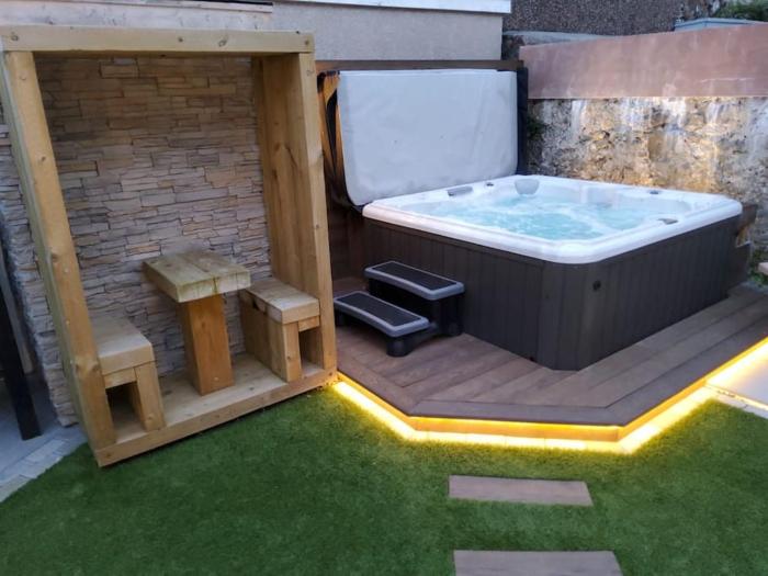 Tudor Cottage, Hot Tub, Sleeps 8