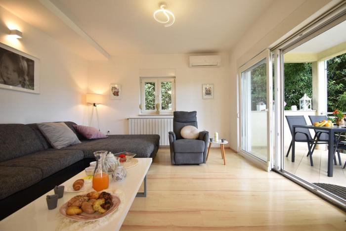 Holiday House with garden "Nena"