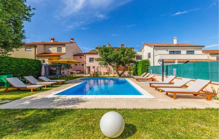 Holiday Home Pula 23 With Outdoor Swimmingpool