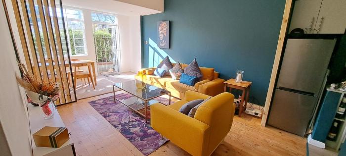 Stylish 2-Bed Flat with Exclusive Patio - Easy Access to Cape Town Highlights