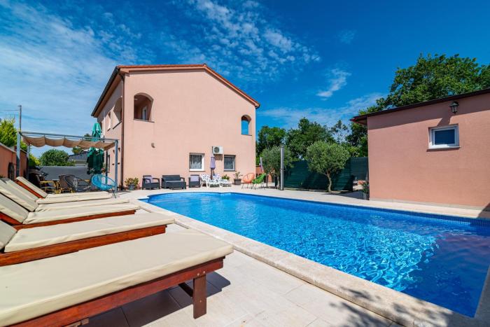 Family-friendly apartments with swimming pool Pula - 21314