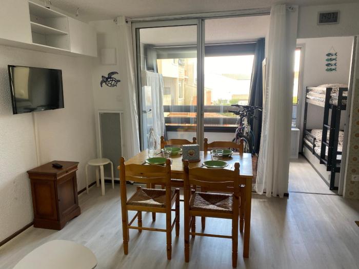 Studio Cabine avec Loggia, Parking, Proche mer, TV, Lave-Linge, 2 Vélos, Port Leucate, 4 Pers. - FR-1-798-4