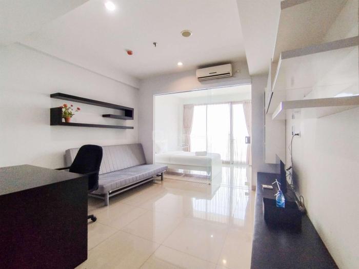 Nice and Comfy 1BR at Dago Suites Apartment By Travelio