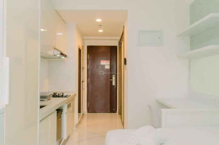 Minimalist and Homey Studio at Sky House BSD Apartment By Travelio