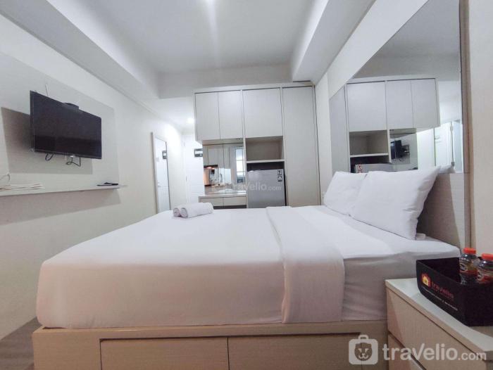 Warm and Cozy Style Studio Room at Paltrow City Apartment By Travelio