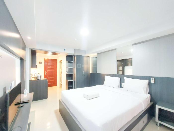 Homey and Warm Studio Apartment at Mansyur Residence By Travelio